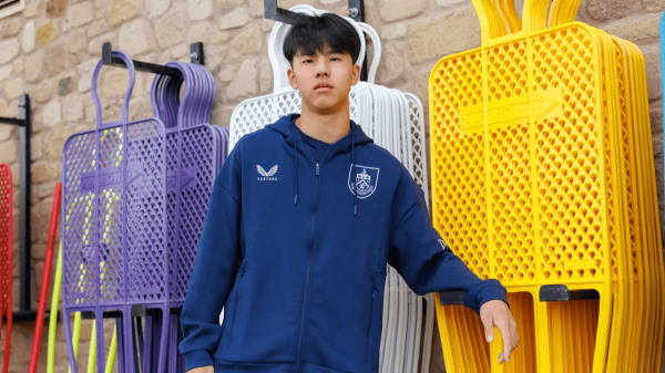 世界杯(中国) 伯恩利官方: 签下19岁中国先锋张家鸣, 他将效劳U21队